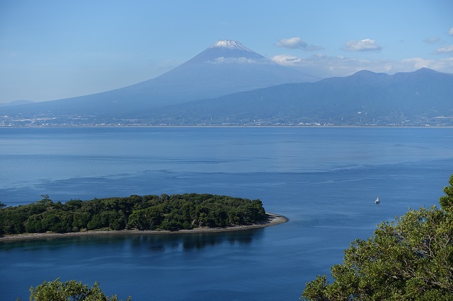 西伊豆から富士山を望む。