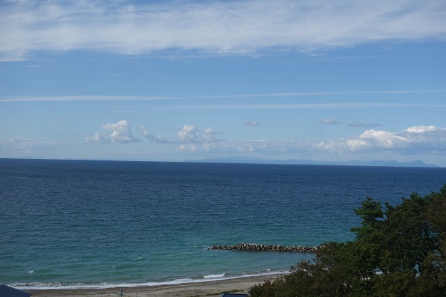尻屋崎灯台手前の海。遠くに北海道が見える