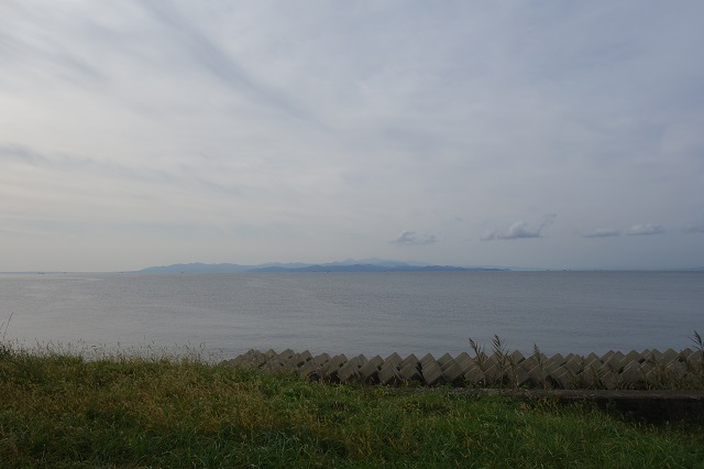 脇野沢を出発してすぐの陸奥湾。遠く八甲田山が見える。