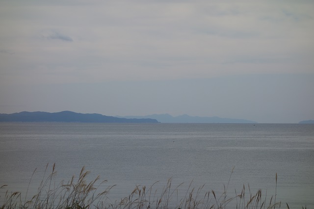 野辺地近くから見た陸奥湾。左手前から夏泊半島・津軽半島・下北半島。