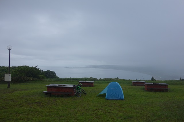 今日のキャンプ地。海を見下ろせる素敵なところだが寂しい。。