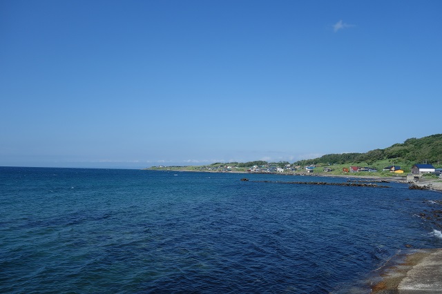 異国の街みたいな海岸線の漁村。