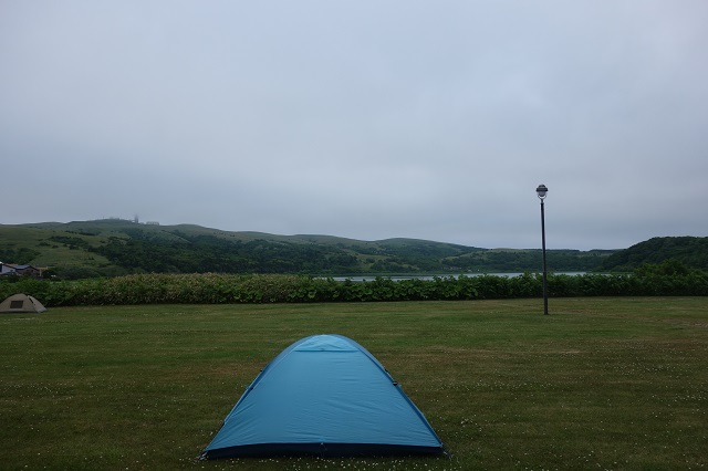 久種湖畔キャンプ場。三方が小高い丘に囲まれてとても綺麗。
