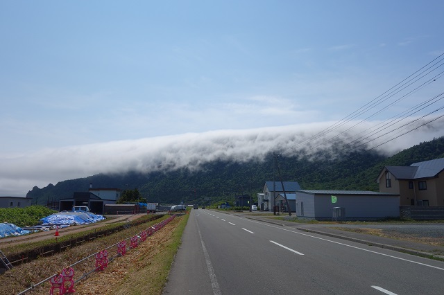 北見神威岬にかかる雲の滝。