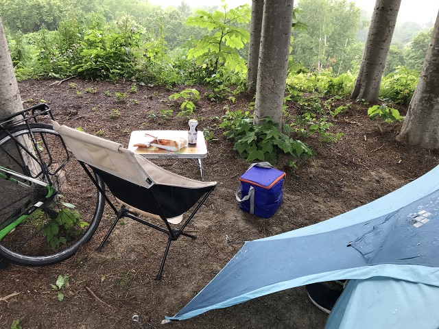 今日のキャンプ場でテーブルと椅子を借りる。