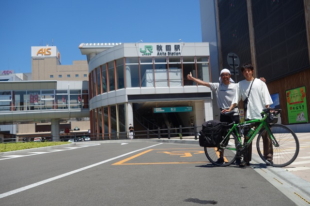 ゴールの秋田駅。ヤスと。