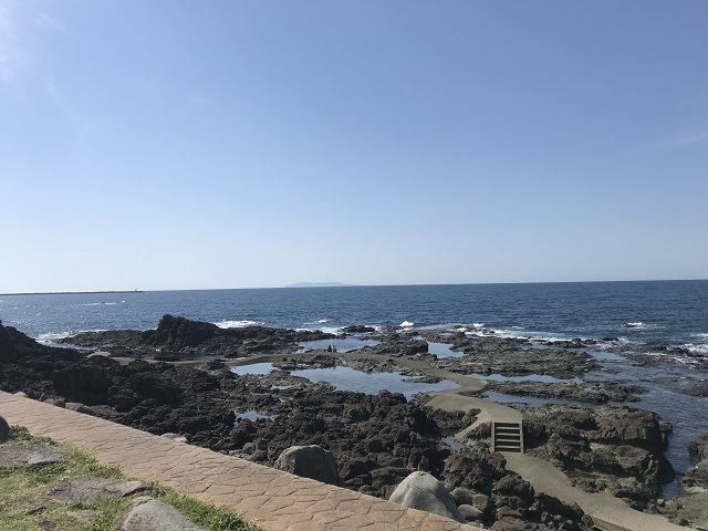 日本海の向こうに粟島を望む。