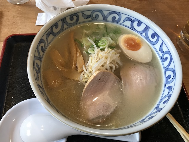 「風ふう堂」さんの「塩ラーメン」。