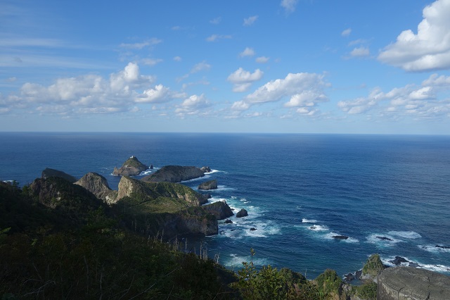 白島崎展望台から見た岬と海。