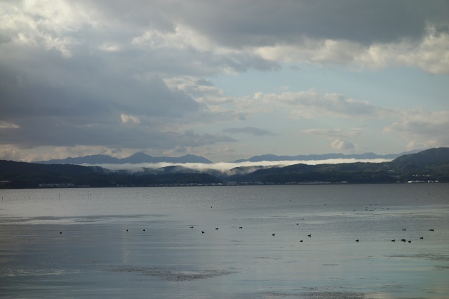 宍道湖の対岸に雲が落ちたよう。