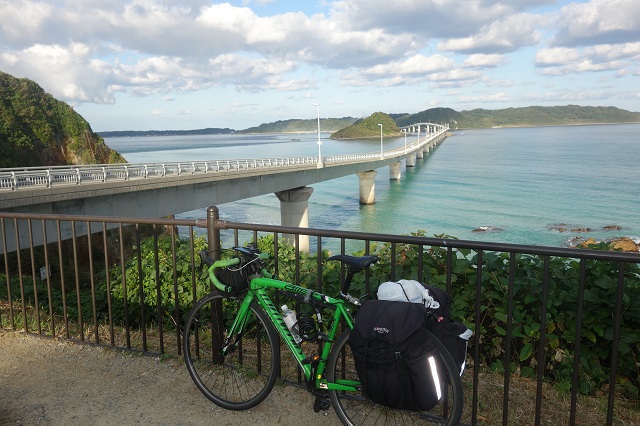 角島大橋とクニユキ号。