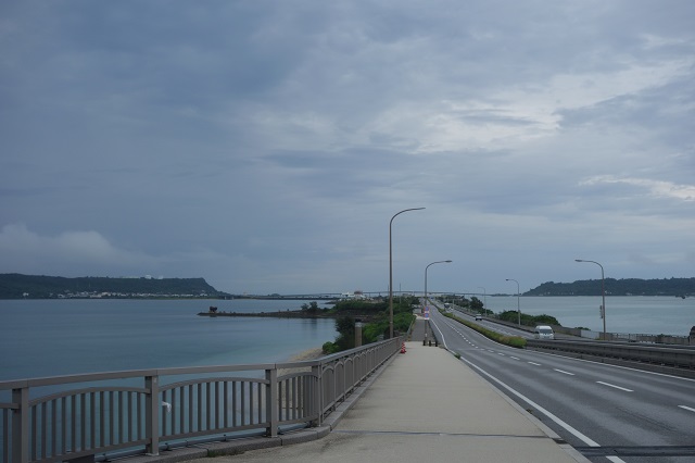 海中道路。