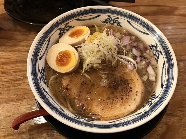 「下品なくらいダシのうまいラーメン屋」さんの「マグロ節そば 味玉入り」。