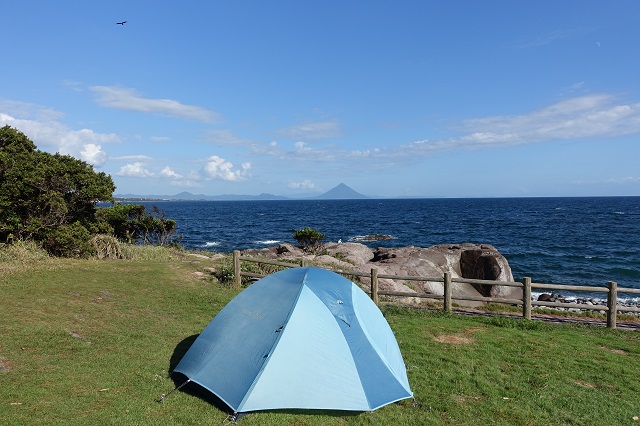 本日のキャンプ場。海の向こうは開聞岳。