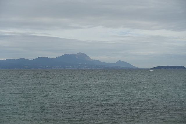 天草から見た島原半島と雲仙岳。