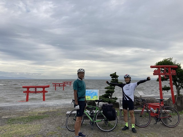 大魚神社の海中鳥居にて。