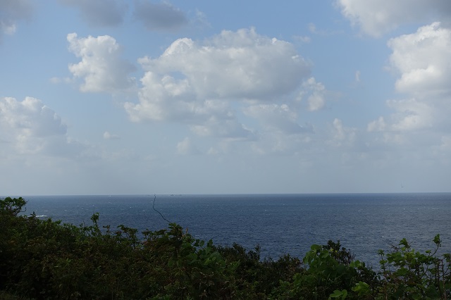 伊王島灯台から遠く、海の先に軍艦島が見える。わかるかな。。