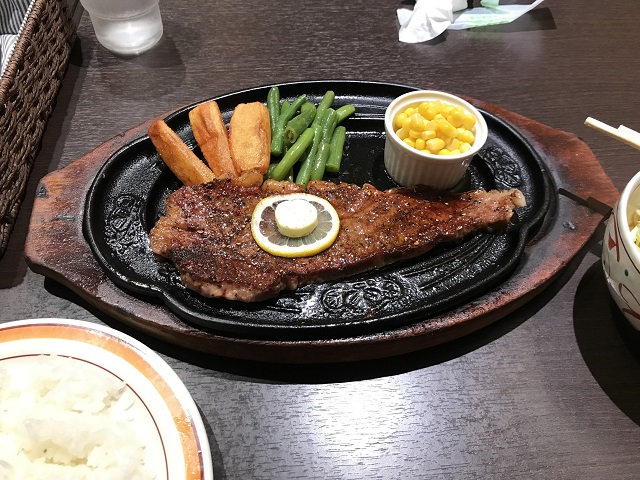 本日の晩餐。出川さんお薦めの「ステーキ 望月」さん。