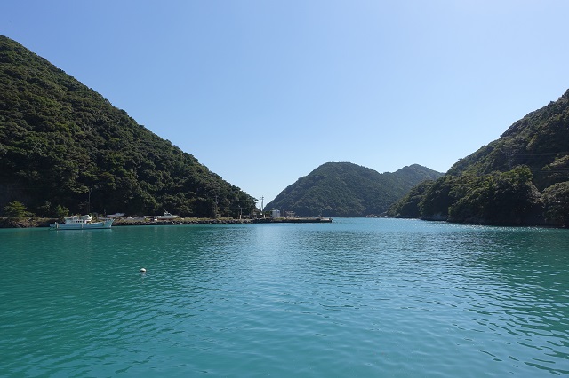 奈良尾港へ向かう途中の海。