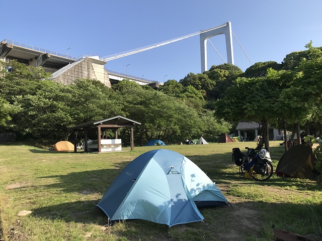 本日のキャンプ場。上に見えるのがしまなみ海道。