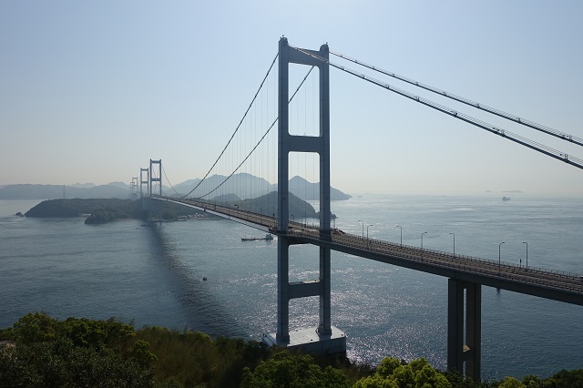 糸山展望台から見た来島海峡大橋。