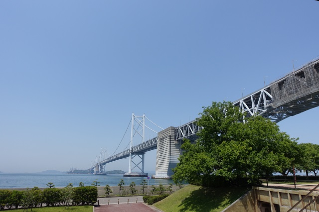 瀬戸大橋記念公園から瀬戸大橋を望む。