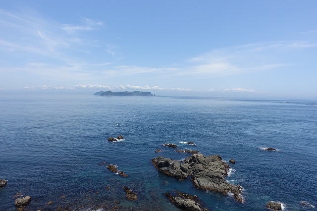 蒲生田岬灯台から見た海。