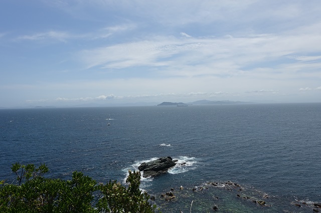 佐田岬灯台から遠く九州を望む。