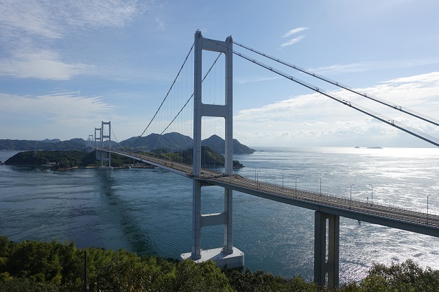 糸山展望台から見た来島海峡大橋。