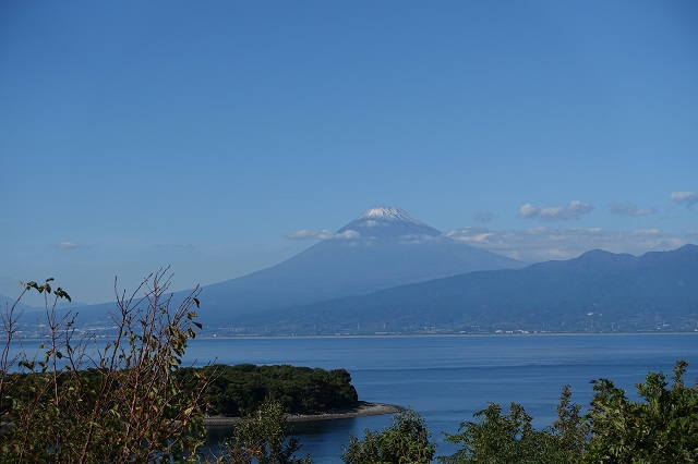 西伊豆の海岸から見た富士山。