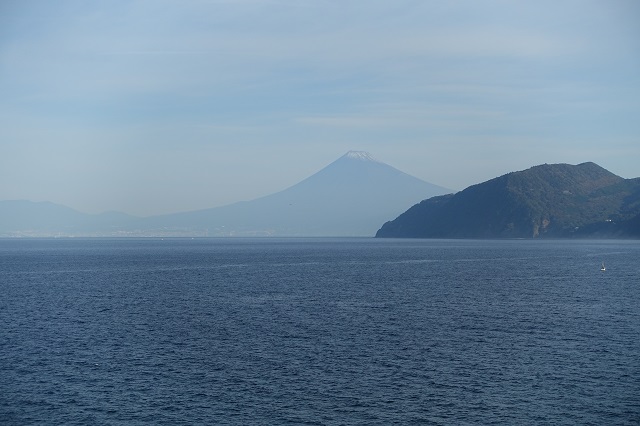 伊豆半島西海岸から見た富士山。