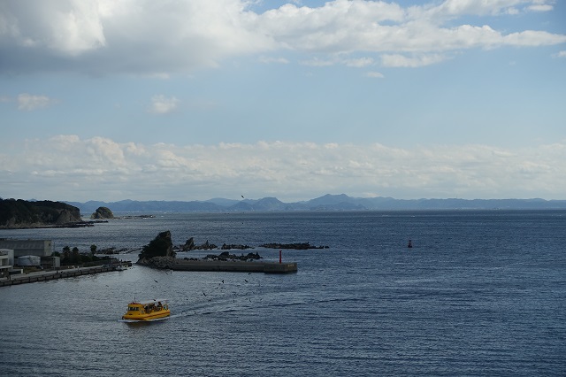 城ヶ島に渡る橋の上で見た房総半島。