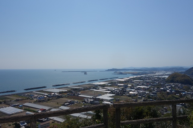 境内から見た高知港と遠くに桂浜