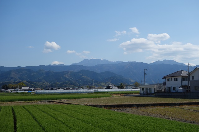 遠く石鎚山をのぞむ。観音像が寝ている姿。