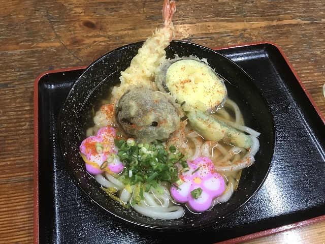 山門脇の食堂で食べたうどん。やはり天ぷらは揚げたてが一番