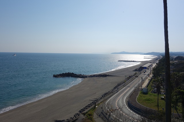 桂浜近辺からこれから行く足摺岬を望む