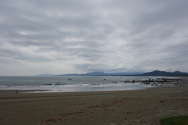 入野松原手前から見た海　遠くに見えるのは足摺岬　遠い。。