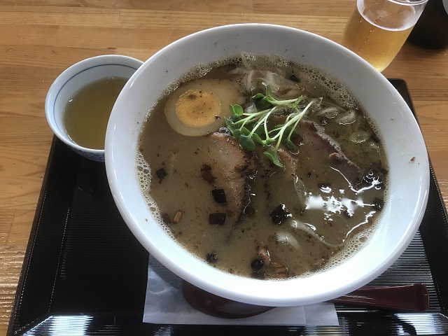 ひなたや食堂の宗田節チャーシュー麺　いつまでも飲んでいられるスープ。

