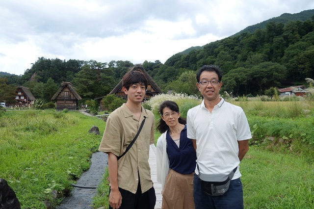 白川郷　和田家横にて