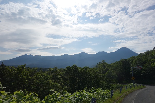 羅臼岳の連峰。