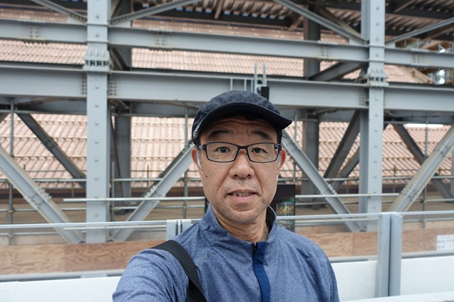 工事中の根本中堂の屋根をバックに