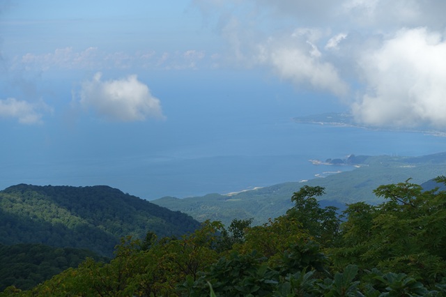 山頂手前で見た日本海