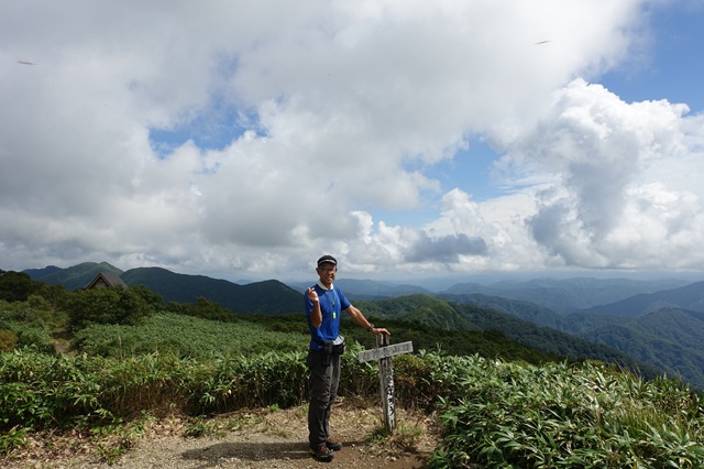 白神岳山頂にて