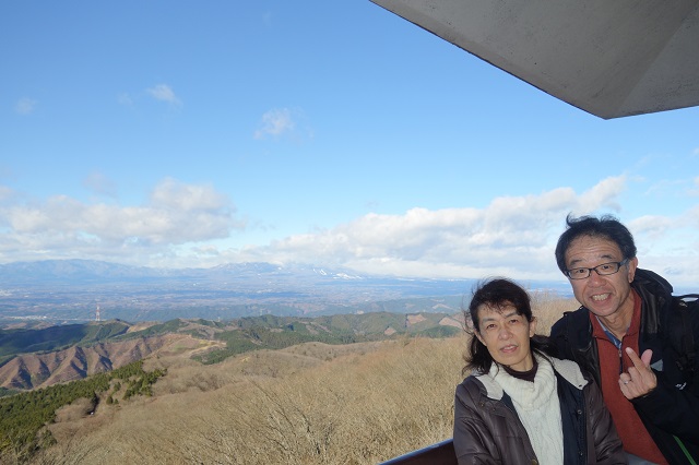  山頂展望台の眺望。那須岳が見える。