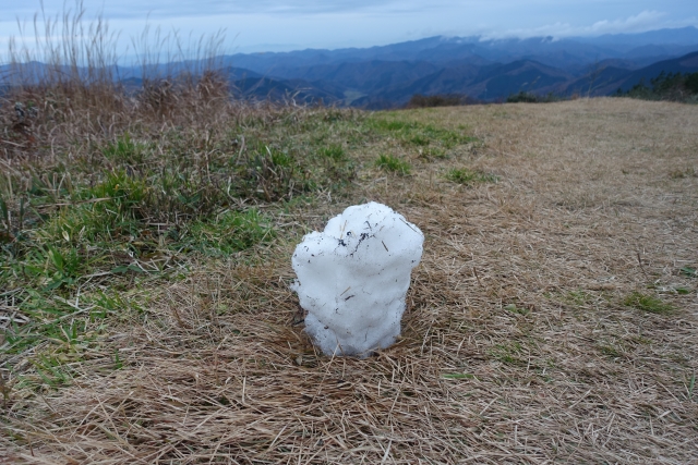 山頂近くの雪だるまの残骸