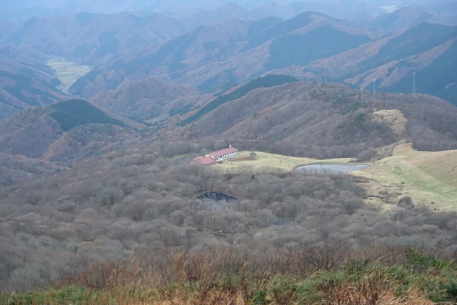山頂から登山口を望む