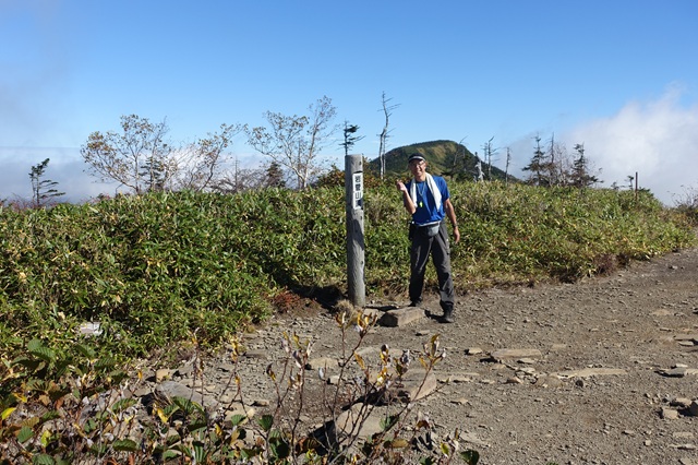 岩菅山山頂にて