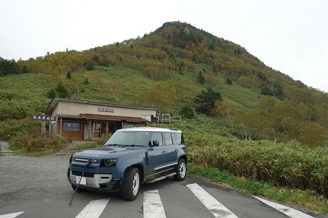 登山口から見た笠ヶ岳頂上